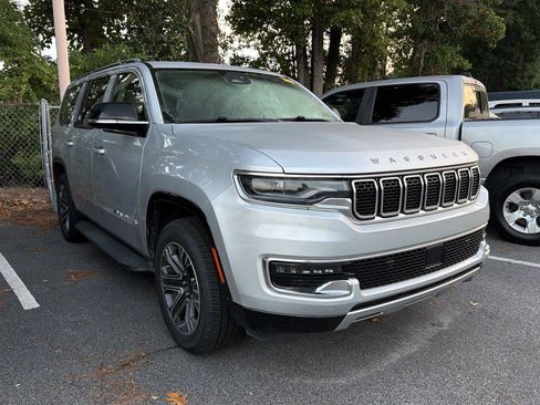 Used 2024 Jeep Wagoneer Series II w/ Flexible Seating Group RWD image 3