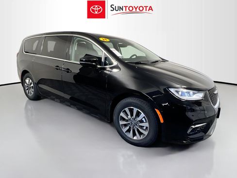 Used 2024 Chrysler Pacifica Select image 1