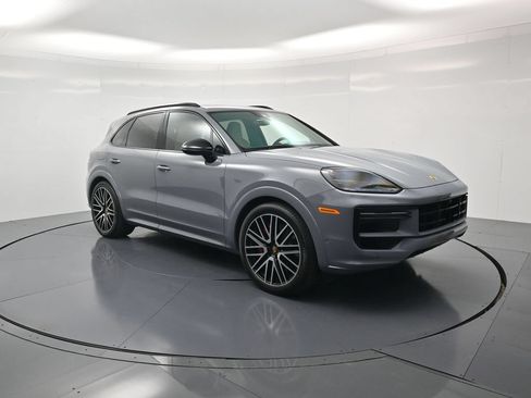 Used 2024 Porsche Cayenne Turbo AWD/4WD image 39
