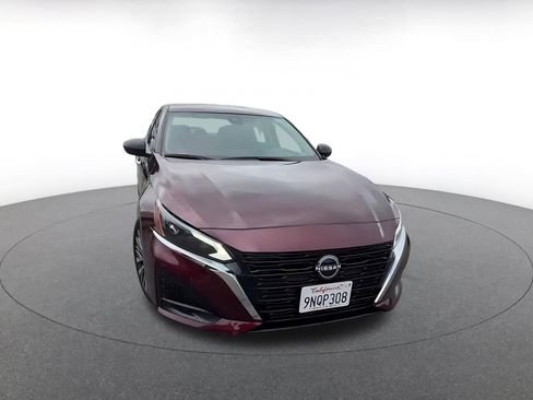 Used 2025 Nissan Altima 2.5 SV FWD image 3