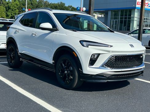 Used 2024 Buick Encore GX Sport Touring image 3