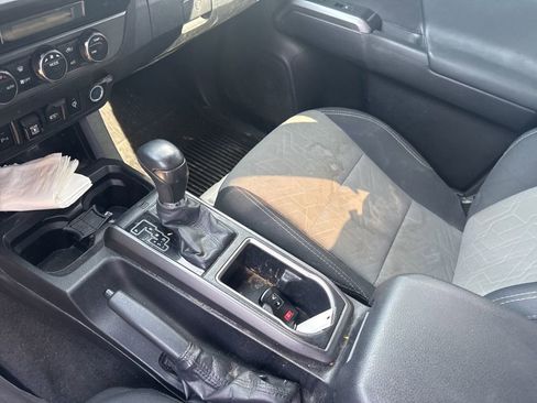 Used 2021 Toyota Tacoma TRD Sport w/ Technology Package image 12