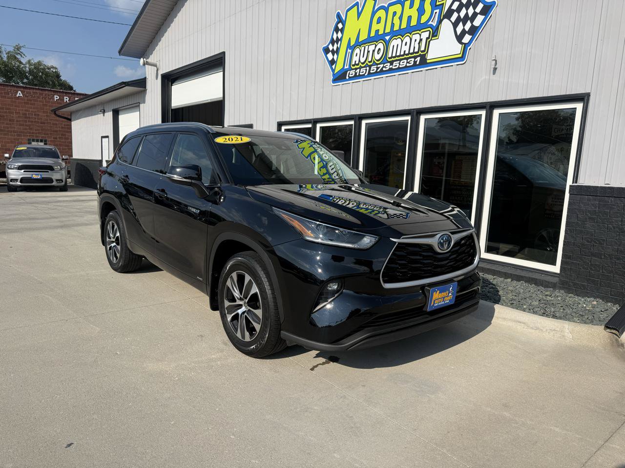 Used 2021 Toyota Highlander XLE AWD/4WD image 1