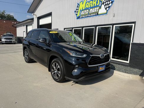 Used 2021 Toyota Highlander XLE AWD/4WD image 1