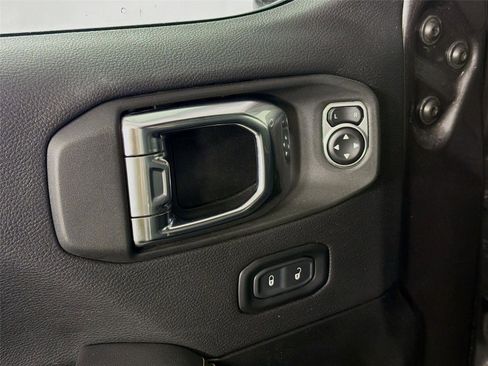 Used 2025 Jeep Wrangler Sahara image 18