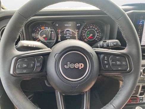 Used 2025 Jeep Wrangler Unlimited Rubicon image 13