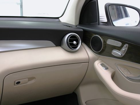 Used 2017 Mercedes-Benz GLC 300 w/ Premium 1 Package image 57