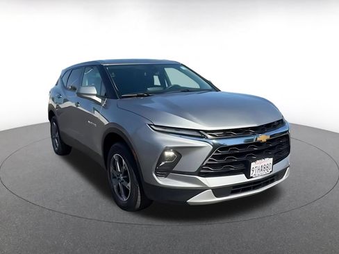 Used 2025 Chevrolet Blazer LT FWD image 3