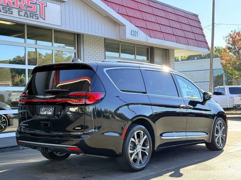 Used 2021 Chrysler Pacifica Pinnacle image 3