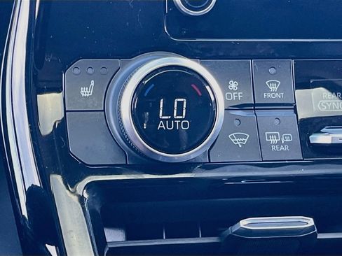 Used 2024 Toyota Highlander XLE FWD image 19