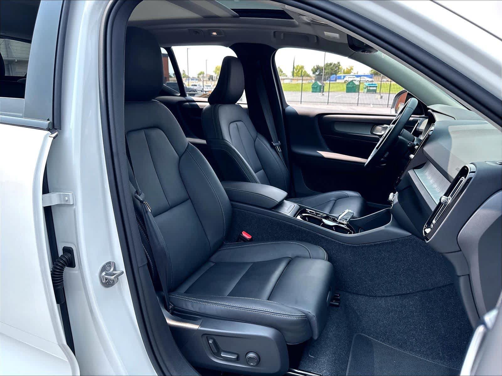 Used 2025 Volvo XC40 B5 Ultra AWD/4WD image 11
