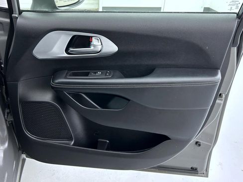 Used 2021 Chrysler Pacifica Touring w/ S Appearance Package image 16