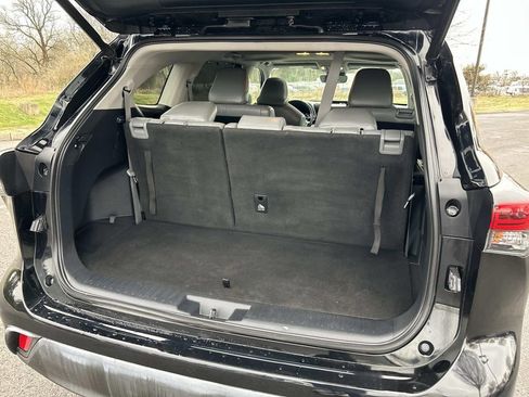 Used 2021 Toyota Highlander XLE image 13