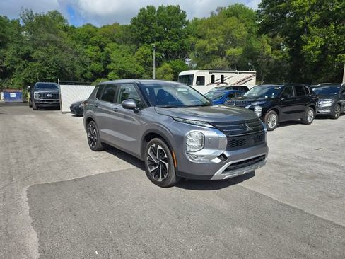 Used 2024 Mitsubishi Outlander SE image 1