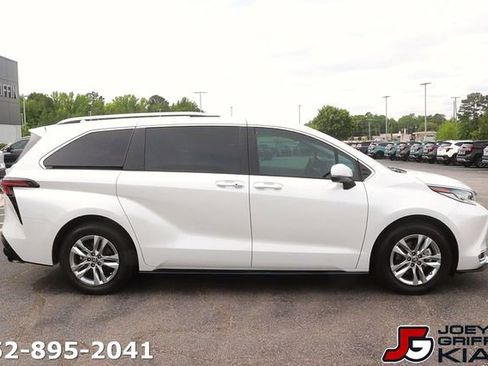 Used 2022 Toyota Sienna Limited FWD image 8