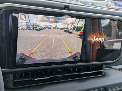 Used 2025 Jeep Gladiator Mojave w/ Convenience Group AWD/4WD image 17