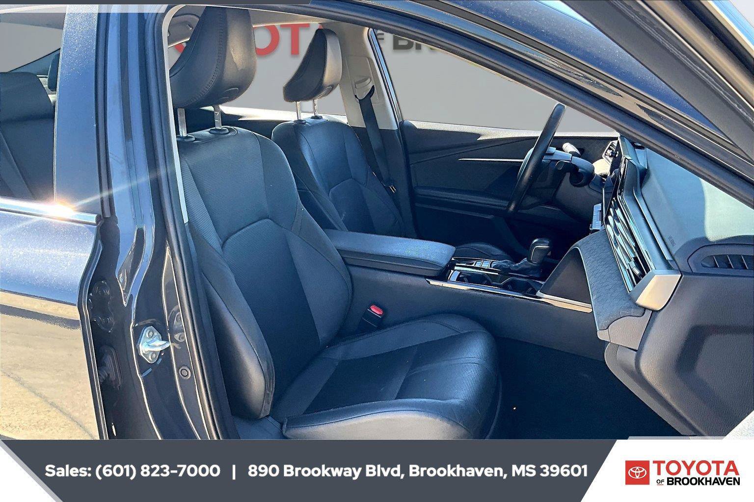 Used 2025 Toyota Camry XLE FWD image 6