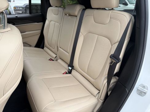 Certified 2023 Jeep Grand Cherokee Limited w/ Luxury Tech Group II AWD/4WD image 18