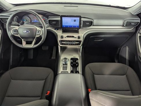 Used 2024 Ford Explorer XLT image 15