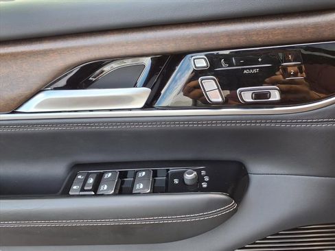 Used 2023 Jeep Grand Wagoneer 4WD image 18