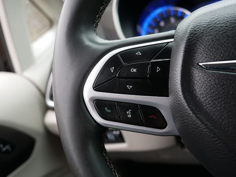 Certified 2024 Chrysler Pacifica Touring-L image 28