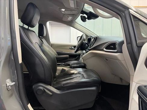 Used 2022 Chrysler Pacifica Touring-L FWD image 20