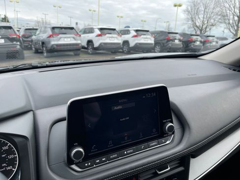 Used 2025 Nissan Rogue SV image 17