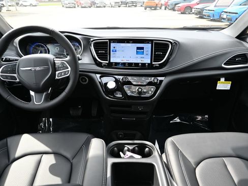 New 2026 Chrysler Pacifica Select image 17
