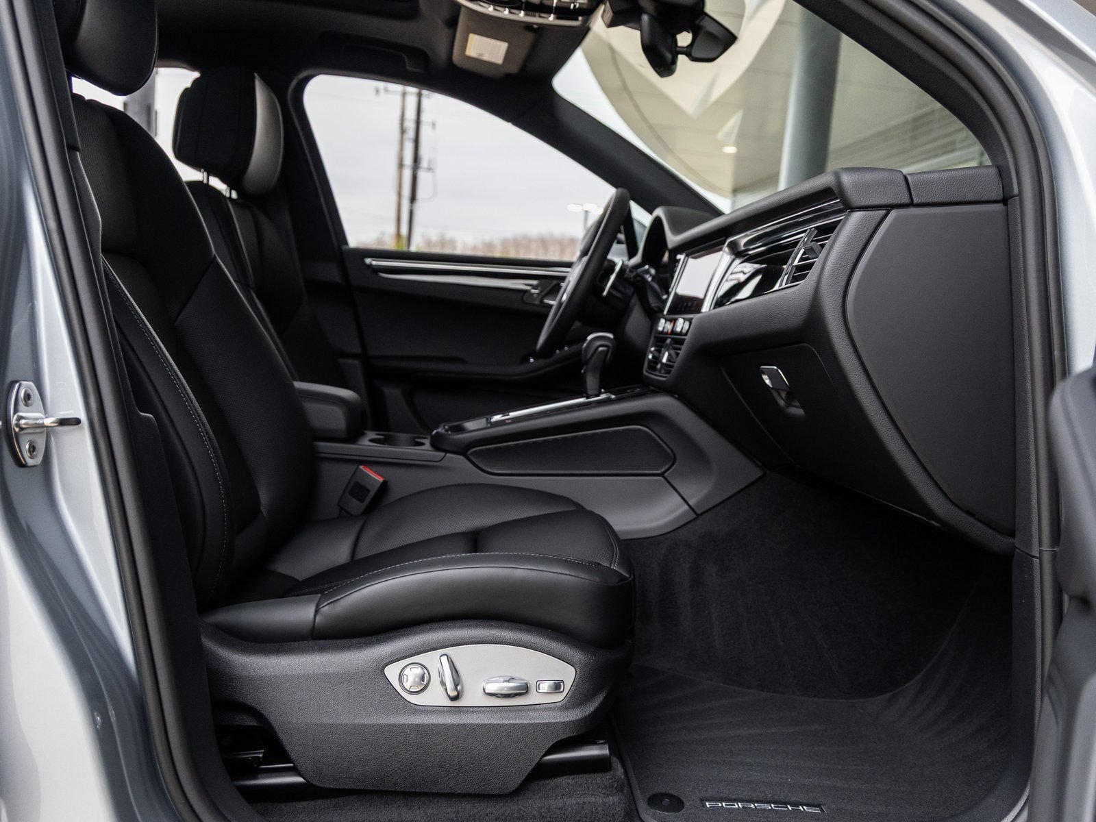 Certified 2026 Porsche Macan AWD/4WD image 39