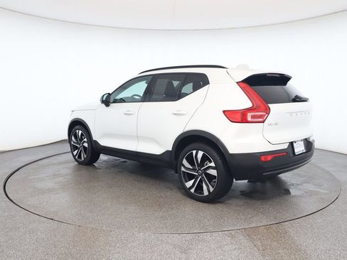 Used 2024 Volvo XC40 B5 Plus w/ Climate Package image 3