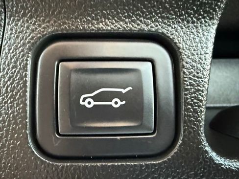 Used 2023 GMC Acadia SLE w/ Driver Convenience Package image 13