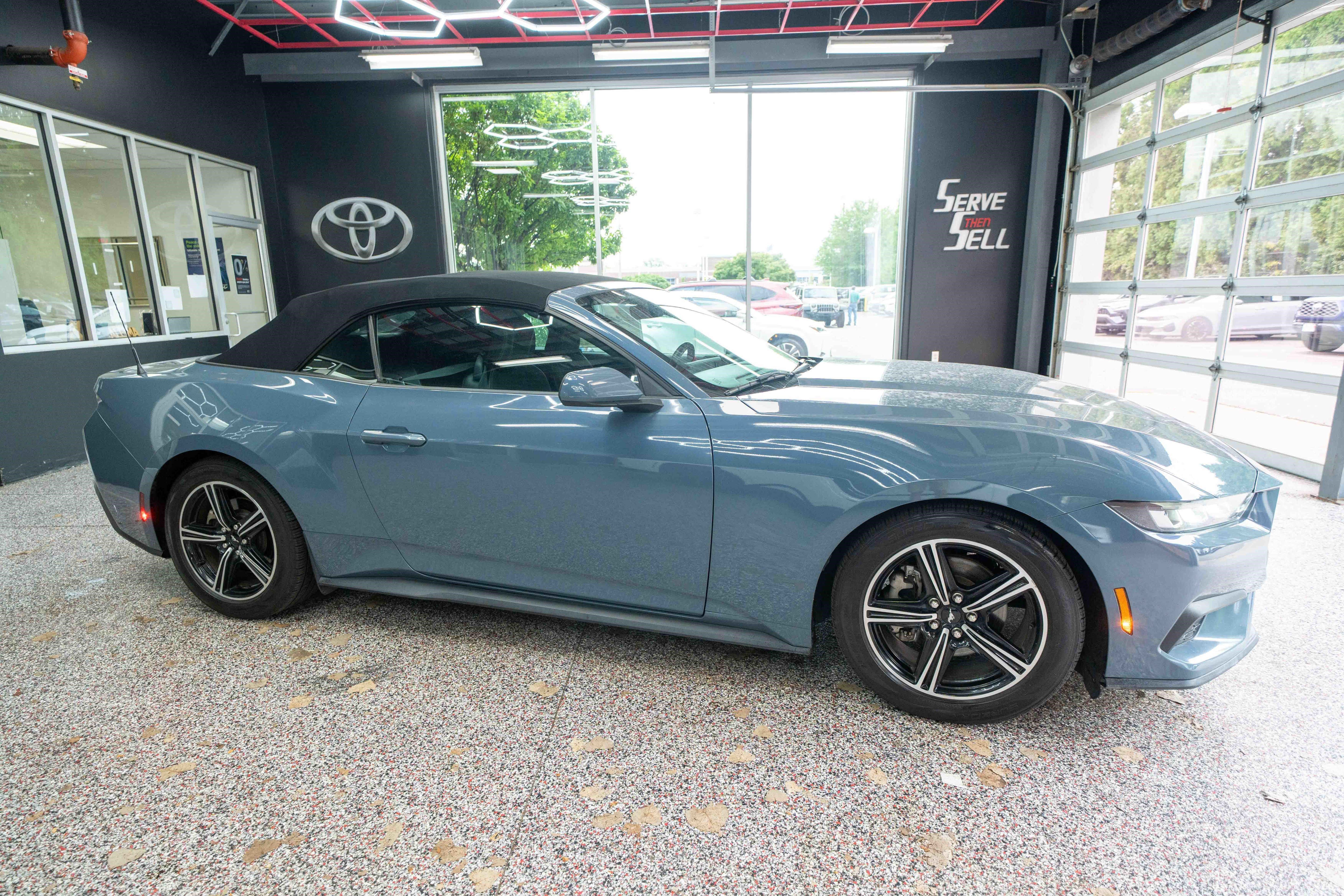 Used 2024 Ford Mustang Convertible RWD image 5