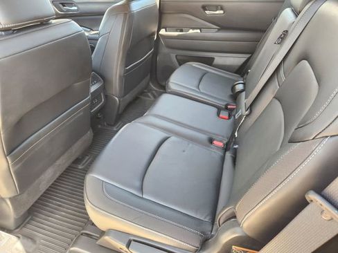 Used 2023 Nissan Pathfinder SL image 21