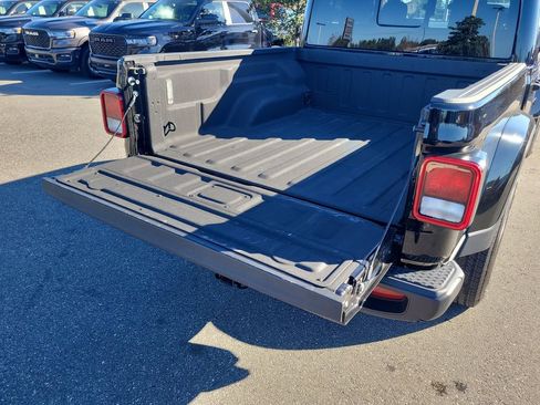 Used 2024 Jeep Gladiator Sport w/ Premium Package image 8