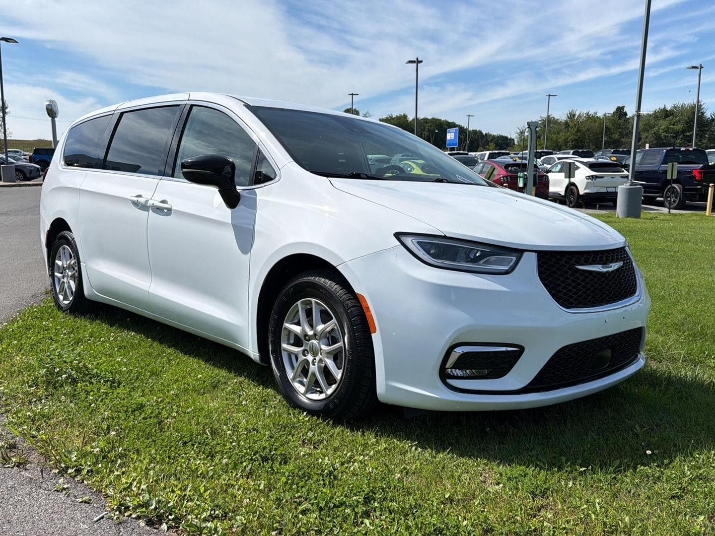 Used 2024 Chrysler Pacifica Touring-L FWD image 1
