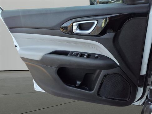 Used 2025 Jeep Compass Limited image 10