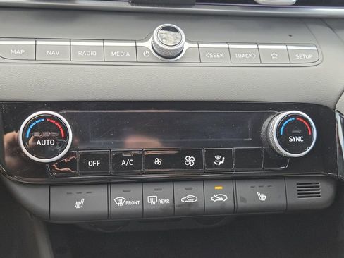 Used 2025 Hyundai Elantra SEL image 32