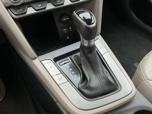 Used 2020 Hyundai Elantra Limited image 34