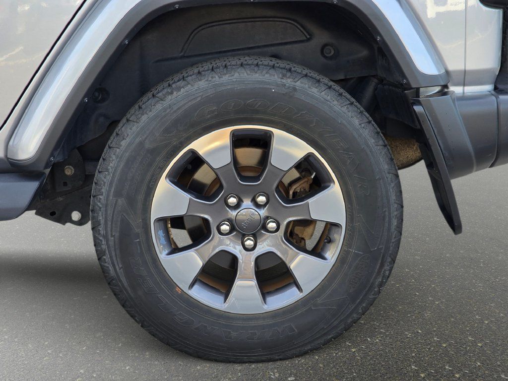 Used 2018 Jeep Wrangler Unlimited Sahara AWD/4WD image 37