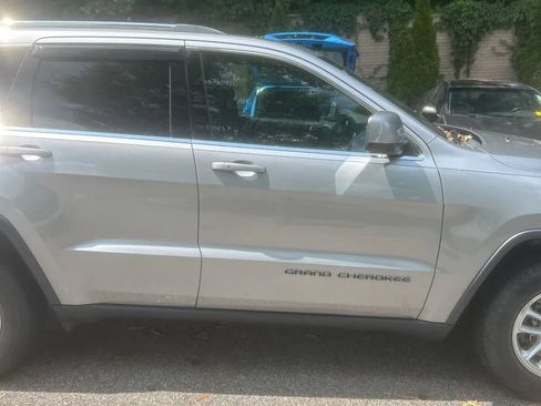 Used 2018 Jeep Grand Cherokee Laredo AWD/4WD image 4