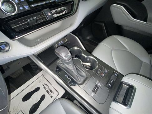 Used 2022 Toyota Highlander XLE image 20