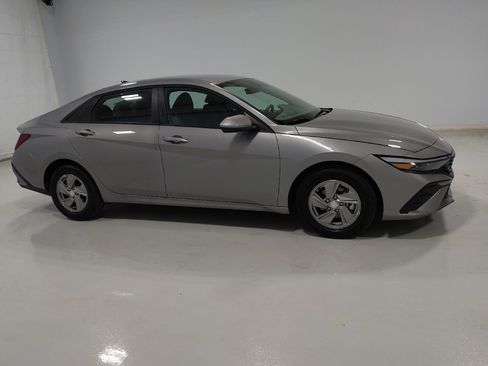 Used 2025 Hyundai Elantra SE w/ Cargo Package image 11