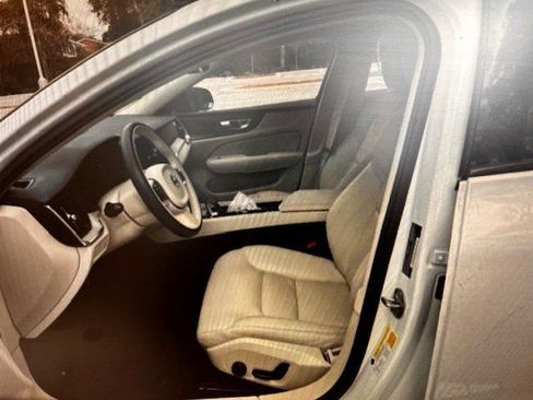 Used 2025 Volvo S60 B5 Plus image 3