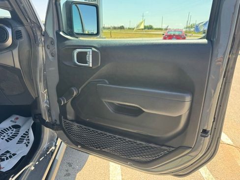 Used 2022 Jeep Wrangler Sport AWD/4WD image 12