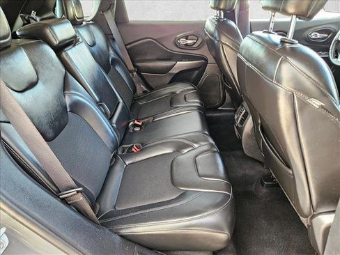 Used 2019 Jeep Cherokee Latitude Plus image 18