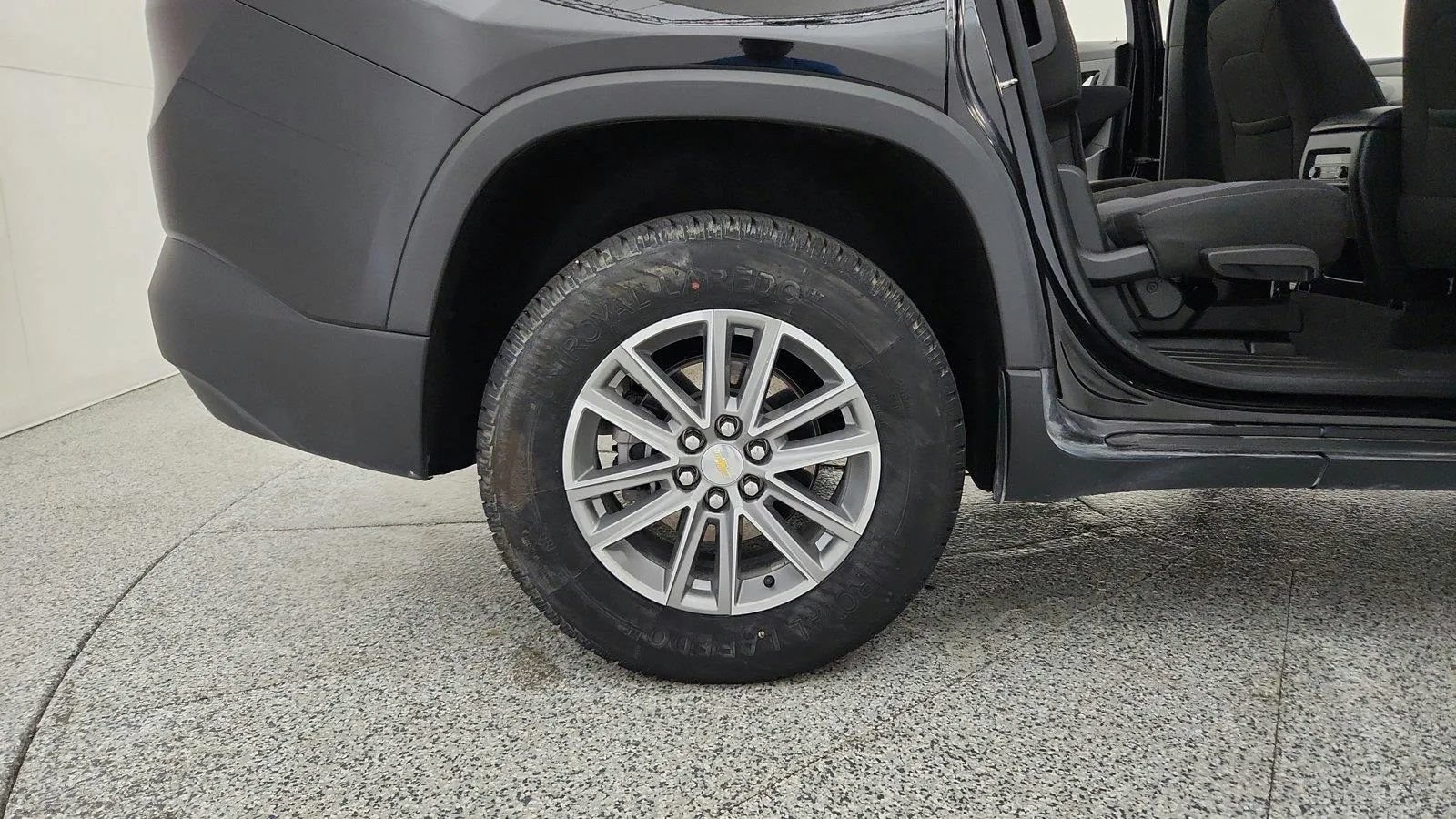 Used 2023 Chevrolet Traverse LT FWD image 12
