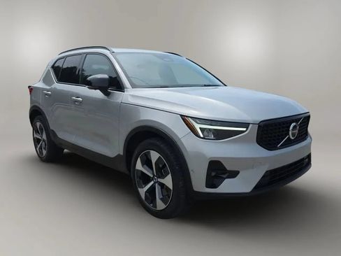 Used 2023 Volvo XC40 B5 Plus w/ Driver Assist Package AWD/4WD image 3