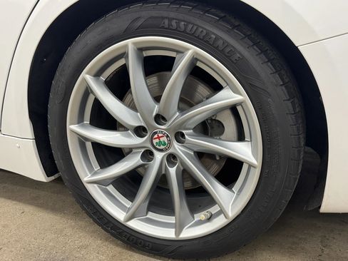 Used 2017 Alfa Romeo Giulia image 13