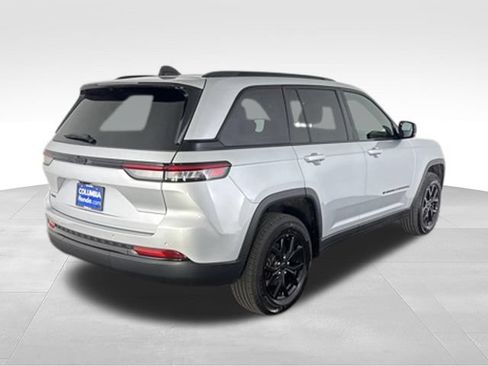 Used 2025 Jeep Grand Cherokee Altitude AWD/4WD image 5