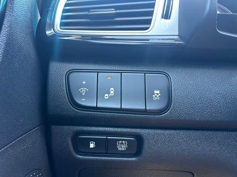Used 2017 Kia Niro Touring FWD image 22